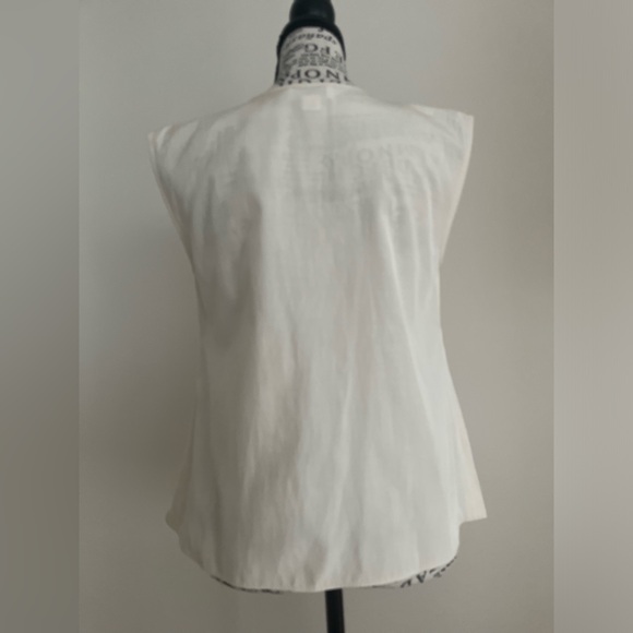 Robin Howe Sleeveless, Pleated Blouse in Cream — Size 4 - Picture 5 of 8